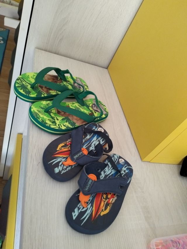 2 pares de chanclas