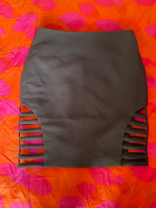 Falda negra aberturas laterales