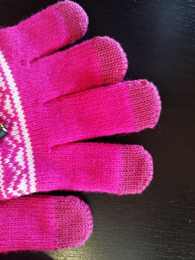 GORRO CON AURICULARES STEREO Y GUANTES TÁCTILES.