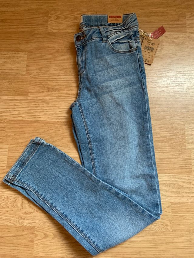 Pantalón vaquero pitillo niña. Talla 11/12.