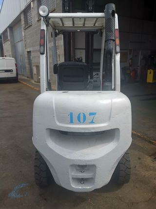 NISSAN 3.2 tn triple 6 m