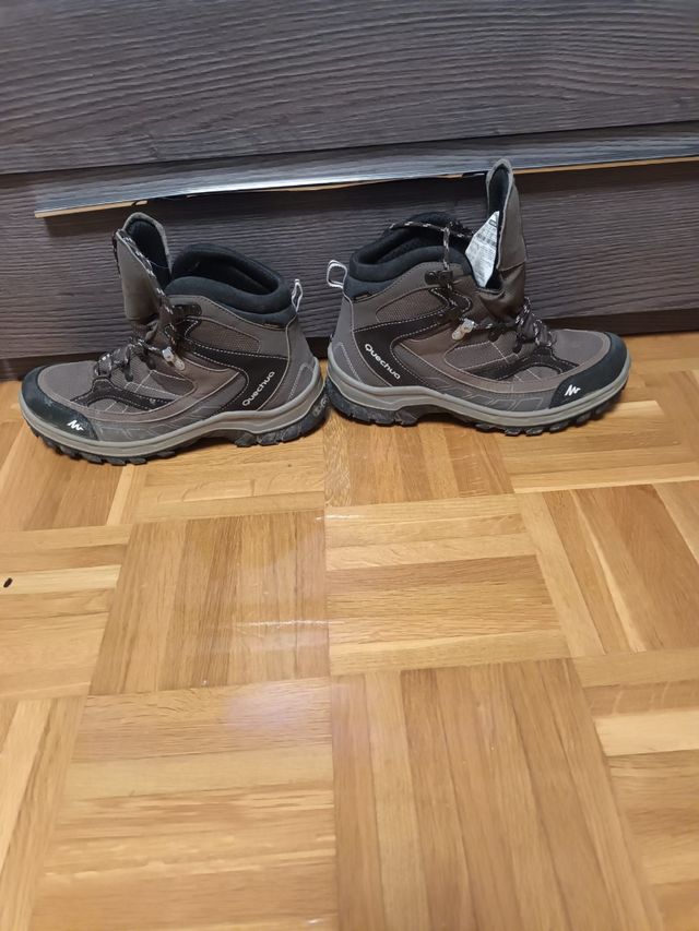 Botas de monte Quechua de segunda mano por 45 EUR en Berriozar en WALLAPOP