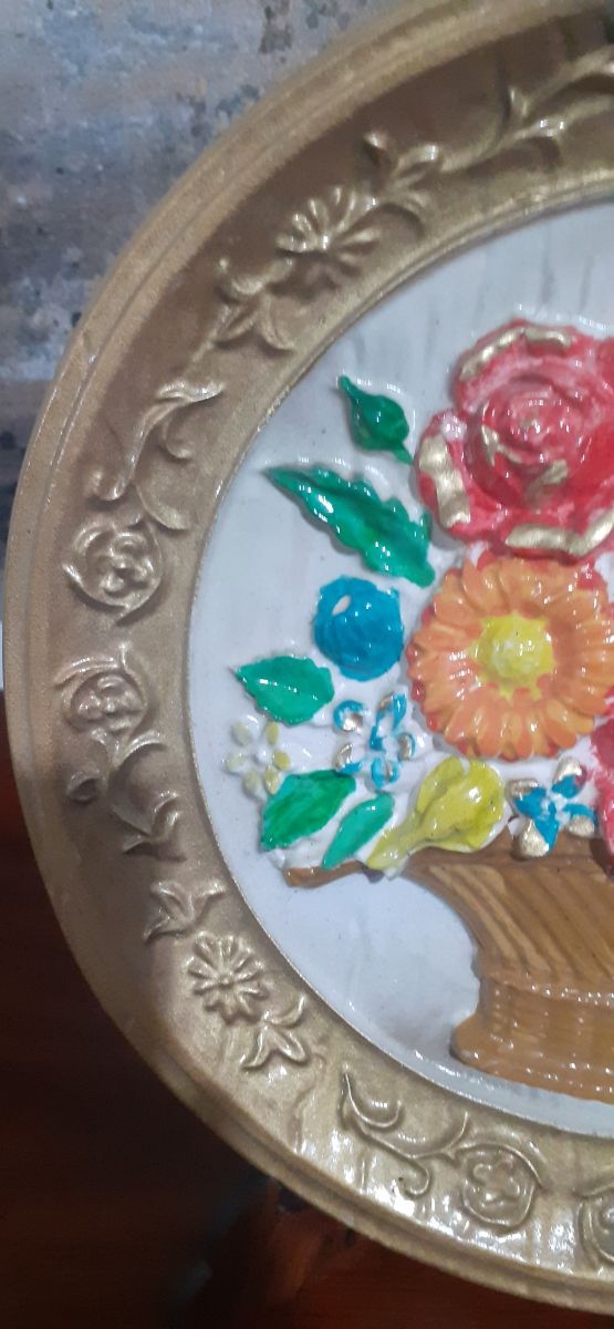 piatto dipinto a mano e realizzato in gesso