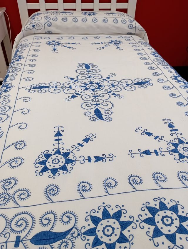 COLCHA LINO BORDADA A MANO