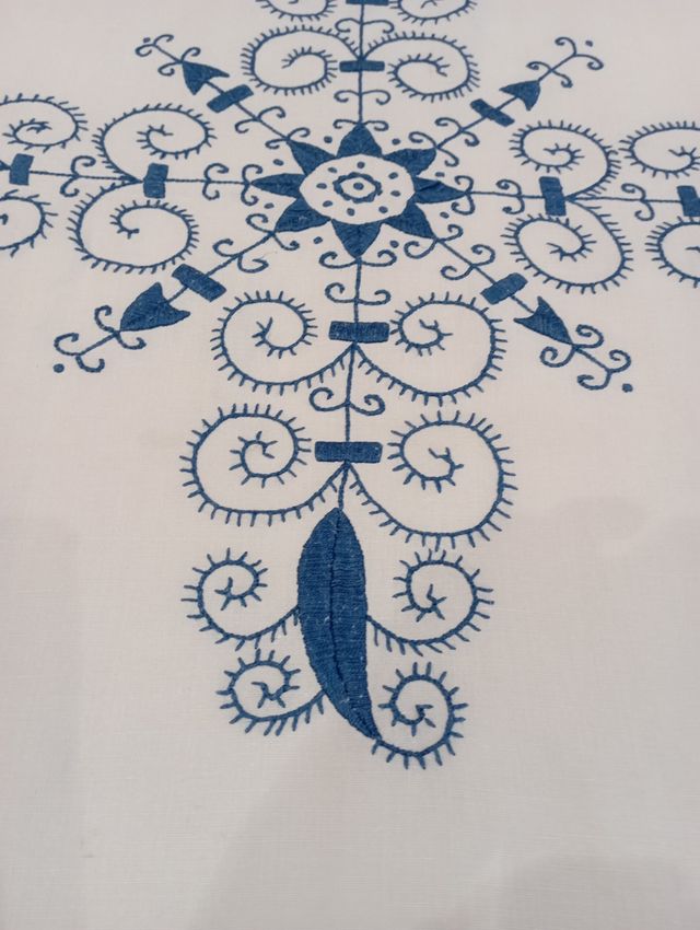 COLCHA LINO BORDADA A MANO