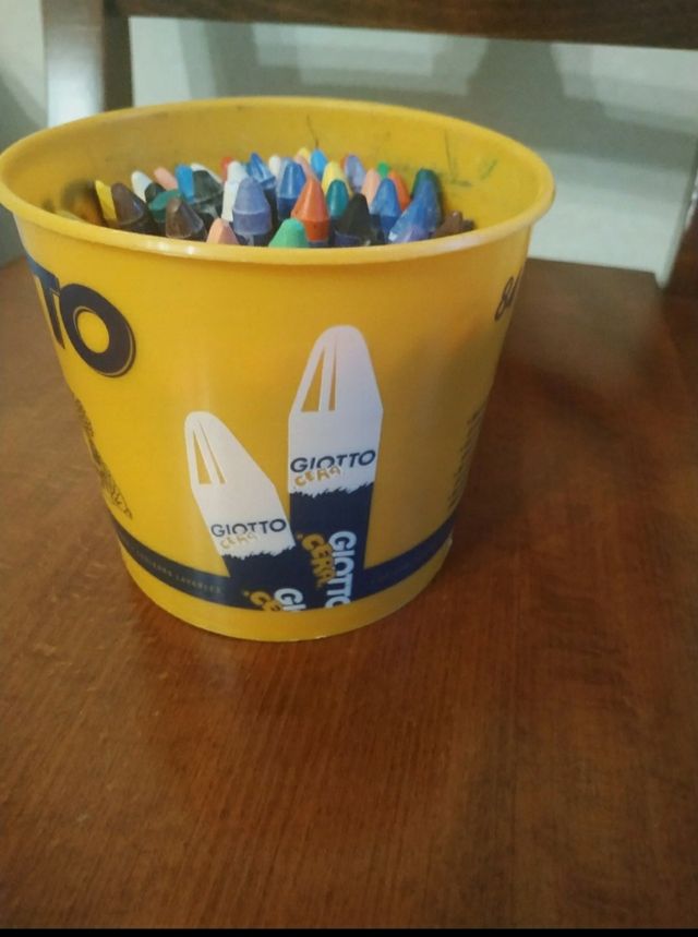 Barattolo di pastelli a cera