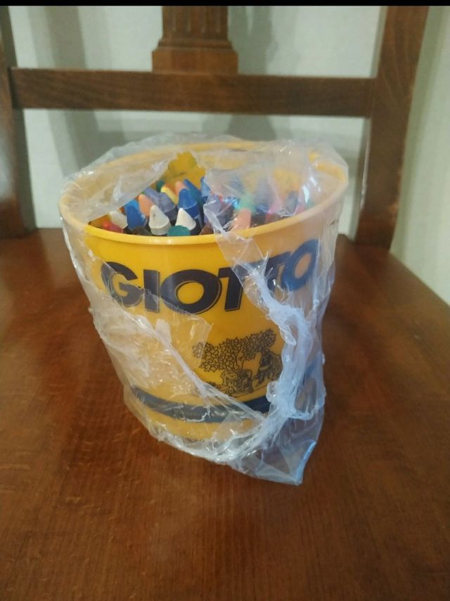 Barattolo di pastelli a cera