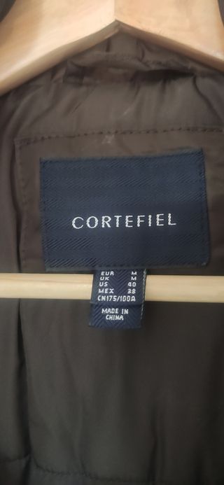 chaqueta hombre impermeable. Cortefiel.
