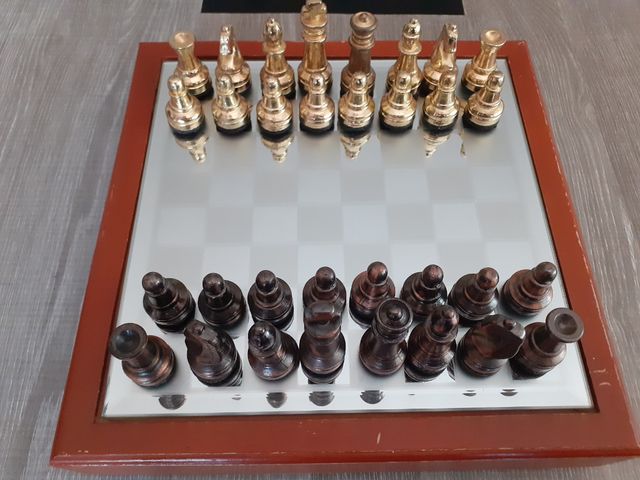 ajedrez de madera y cristal de 28 X 28 cm