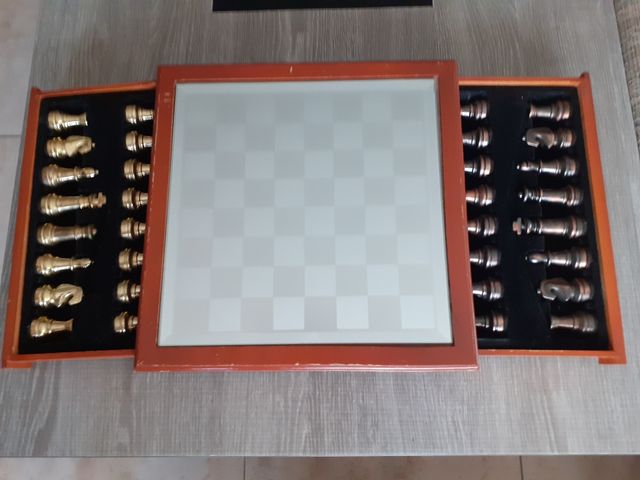 ajedrez de madera y cristal de 28 X 28 cm