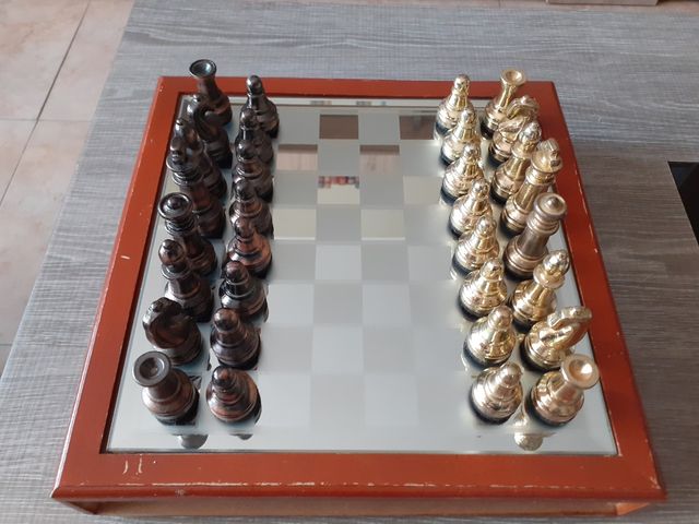 ajedrez de madera y cristal de 28 X 28 cm