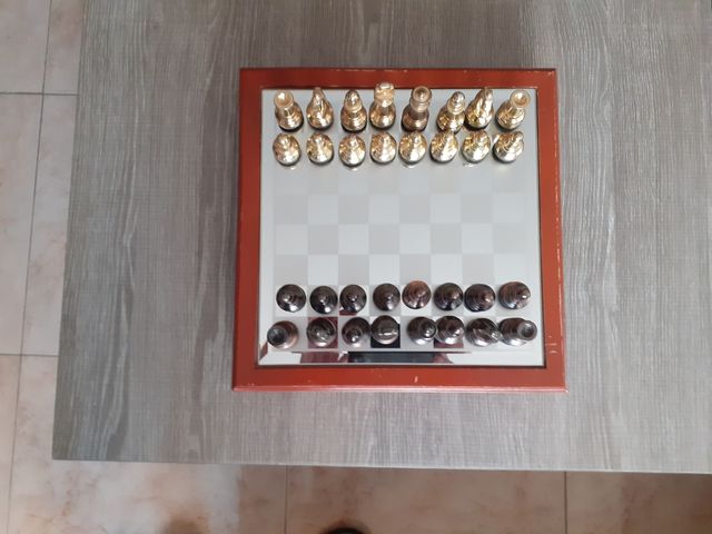 ajedrez de madera y cristal de 28 X 28 cm