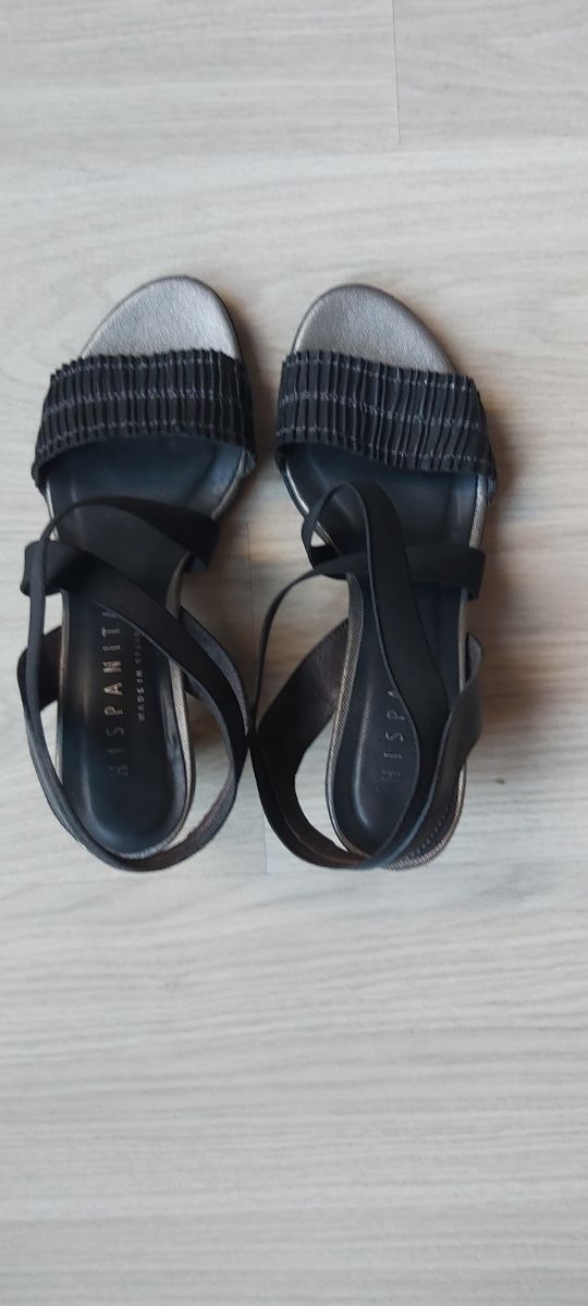 Sandalias de piel negras.