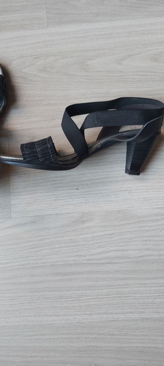 Sandalias de piel negras.