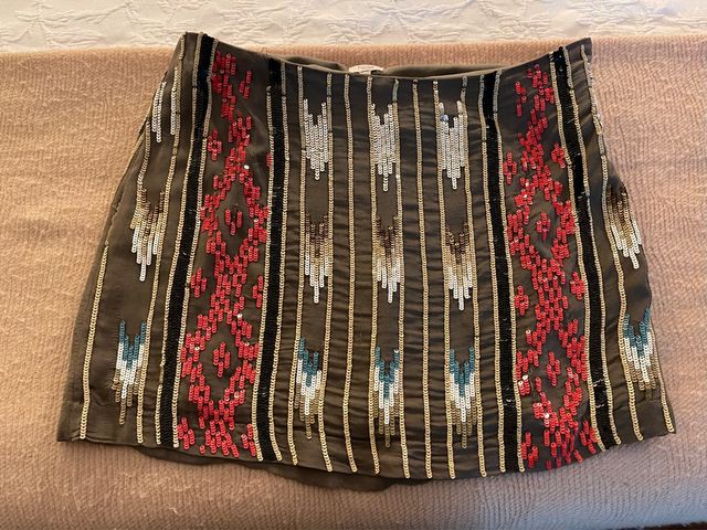 mini falda con lentejuelas.  cintura baja.