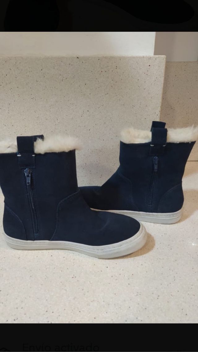 Botines Zara de ante azul y por dentro con pelo.