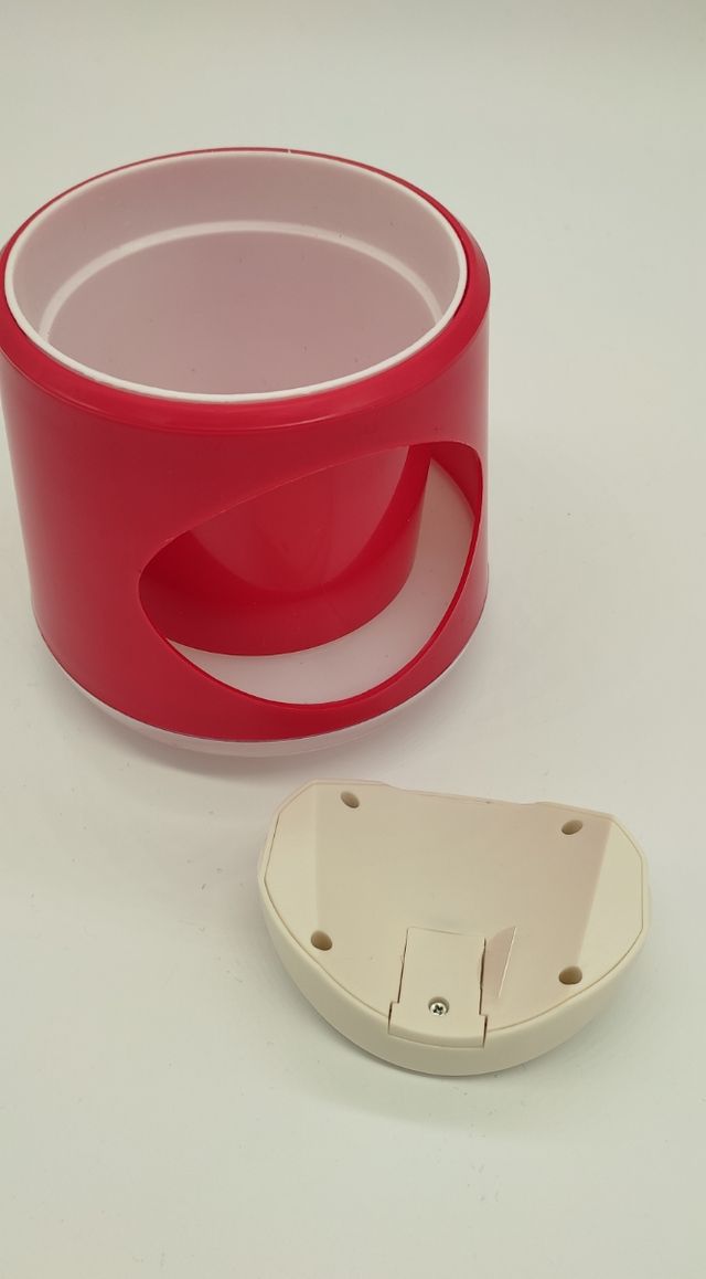 Reloj macetero de plástico en color rojo sin usar