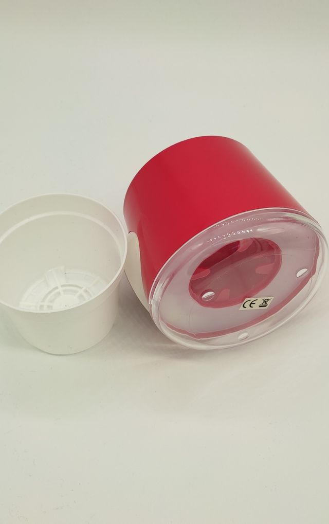 Reloj macetero de plástico en color rojo sin usar