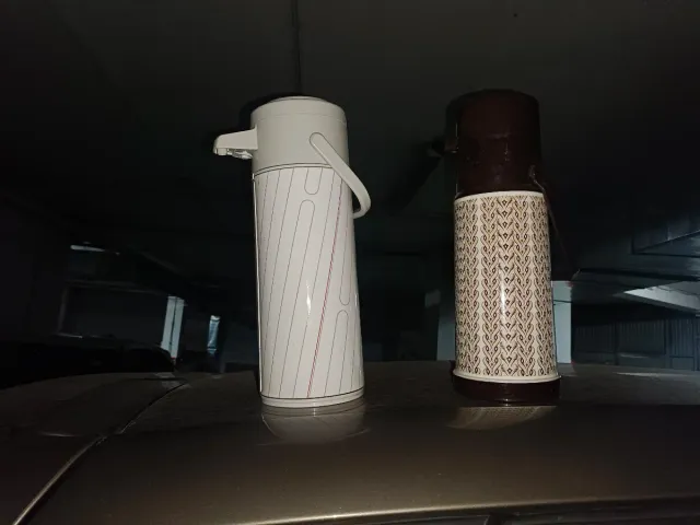 varios termos thermos.