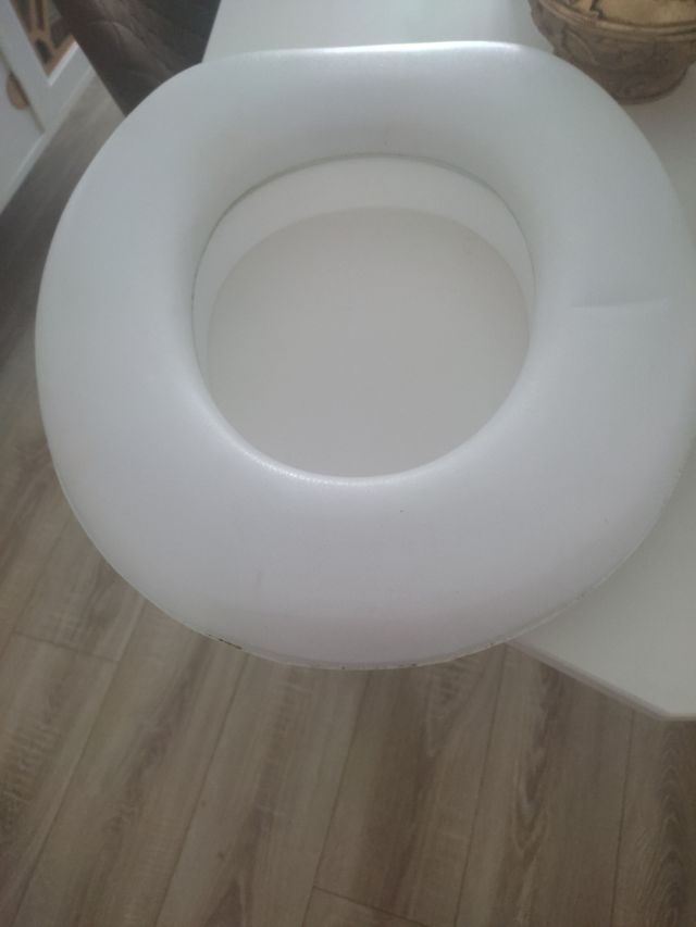 asiento inodoro de piel para levantar unos centíme