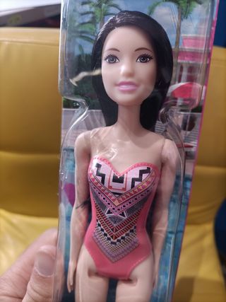 Barbie mora con costume da bagno di plastica nuova