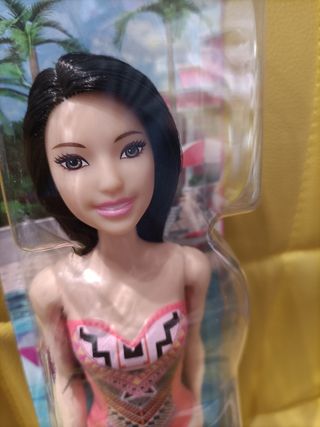 Barbie mora con costume da bagno di plastica nuova
