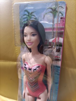 Barbie mora con costume da bagno di plastica nuova