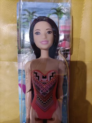 Barbie mora con costume da bagno di plastica nuova