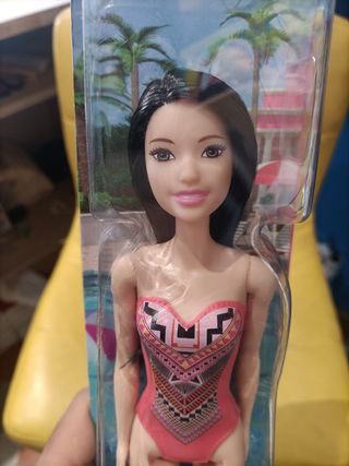 Barbie mora con costume da bagno di plastica nuova