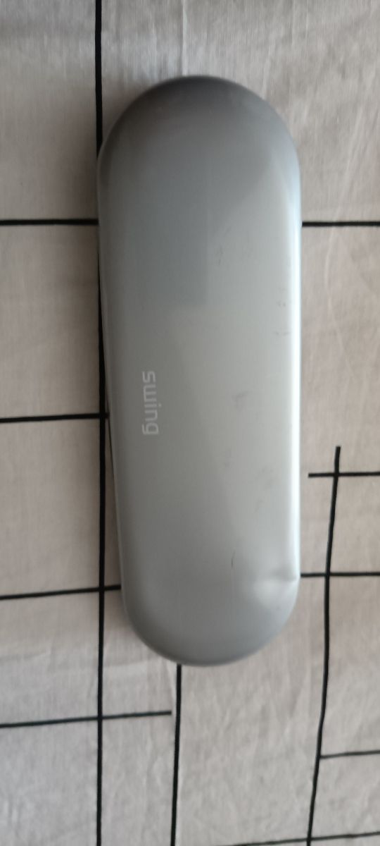 Bolígrafo de diseño en su lata metálica.