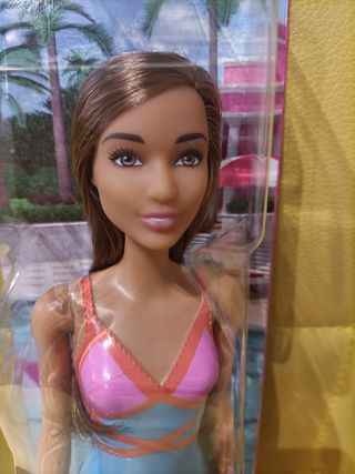 Barbie Bambola Mora con costume da bagno nuova