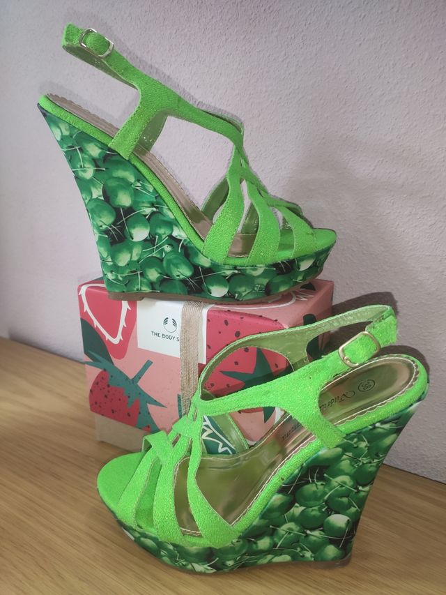 sandalia de cuña verde flúor con cerezas