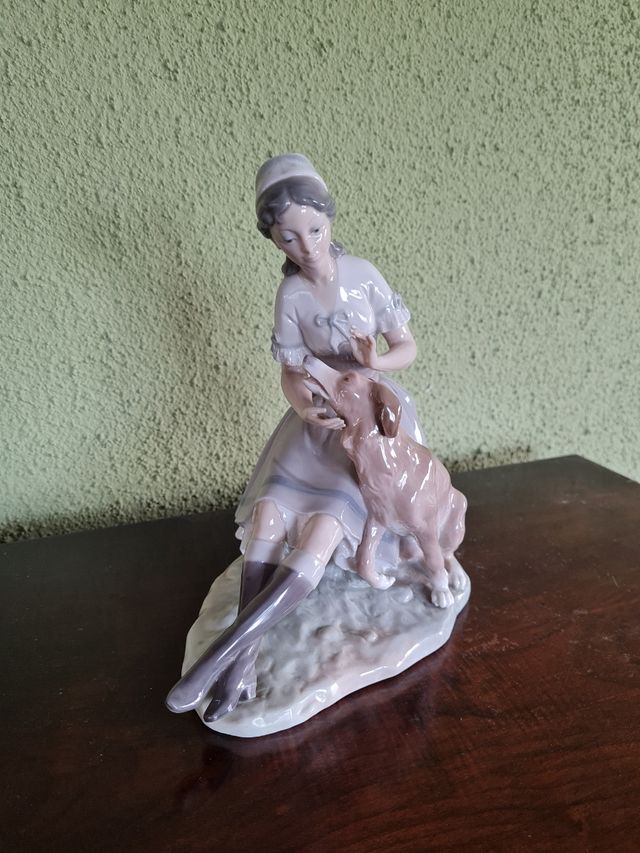 Chica acariciando perro de Lladro