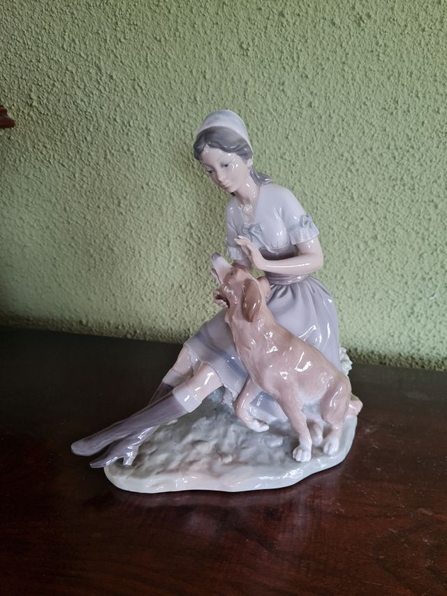 Chica acariciando perro de Lladro