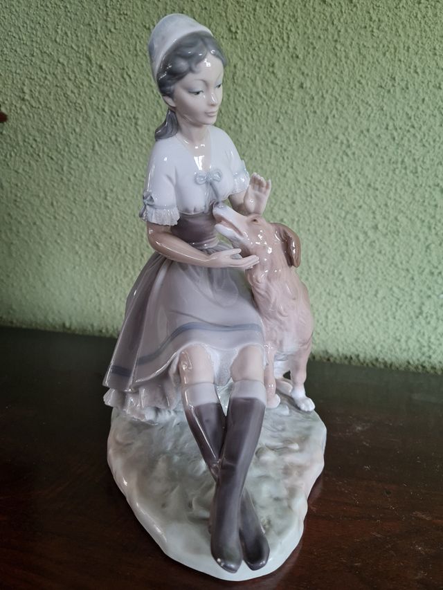 Chica acariciando perro de Lladro