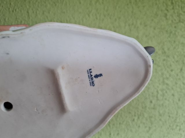 Chica acariciando perro de Lladro