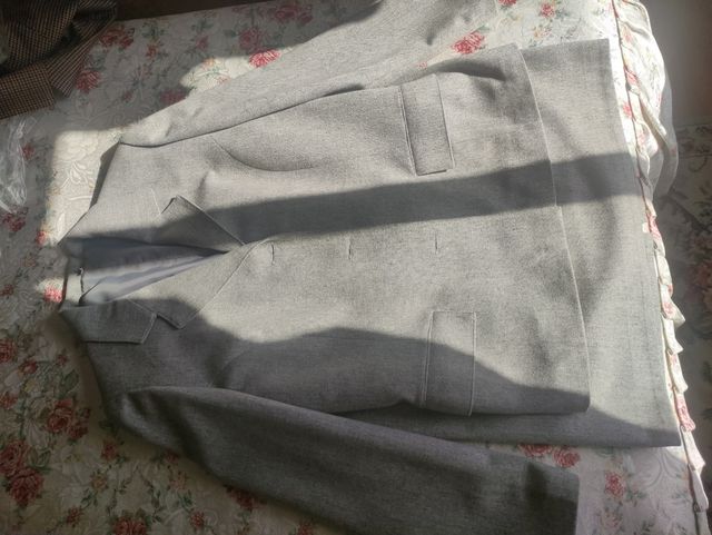 Traje de falda y chaqueta gris perla