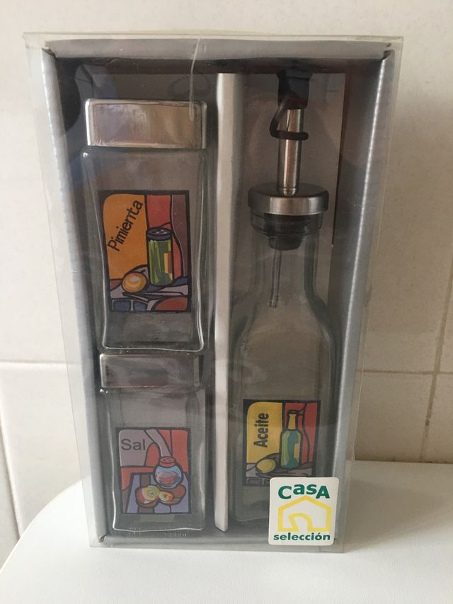 Sec de cocina. . Aceitera, salero y pimienta