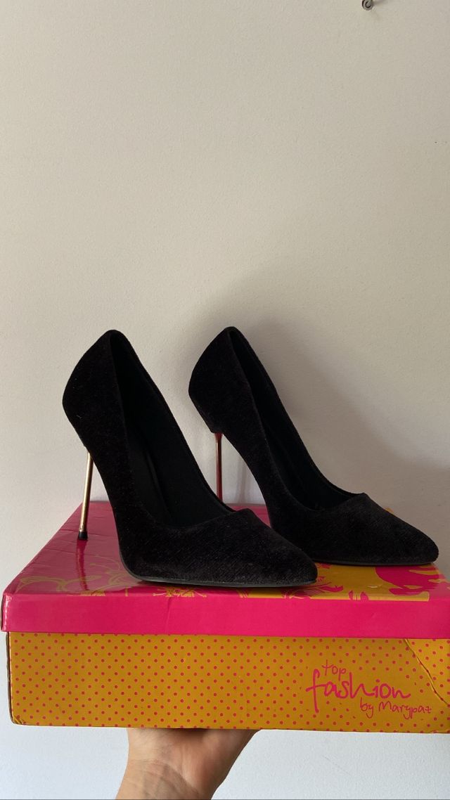 Tacones negros de terciopelo de Maripaz.