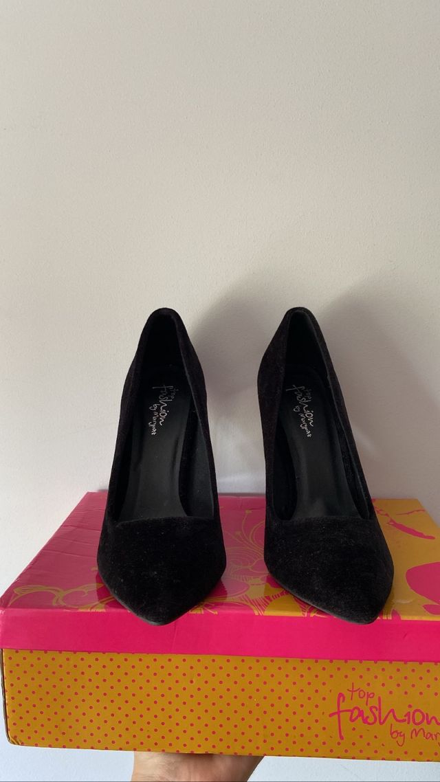 Tacones negros de terciopelo de Maripaz.