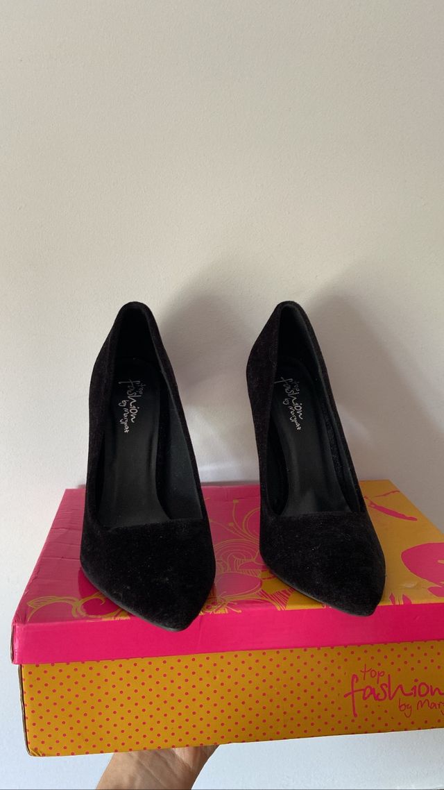 Tacones negros de terciopelo de Maripaz.