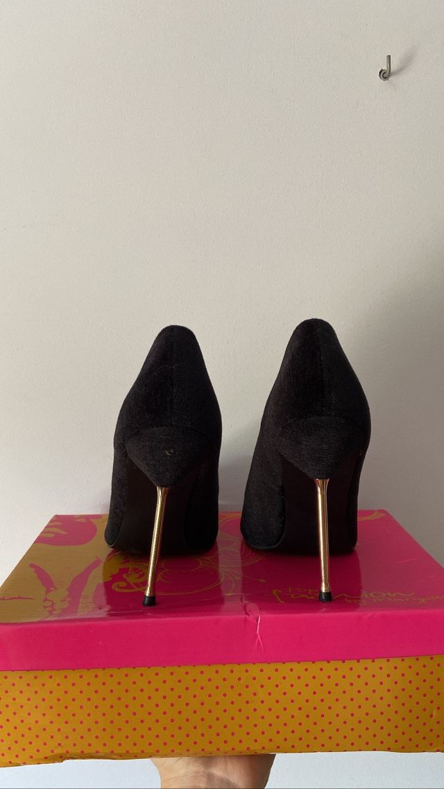 Tacones negros de terciopelo de Maripaz.