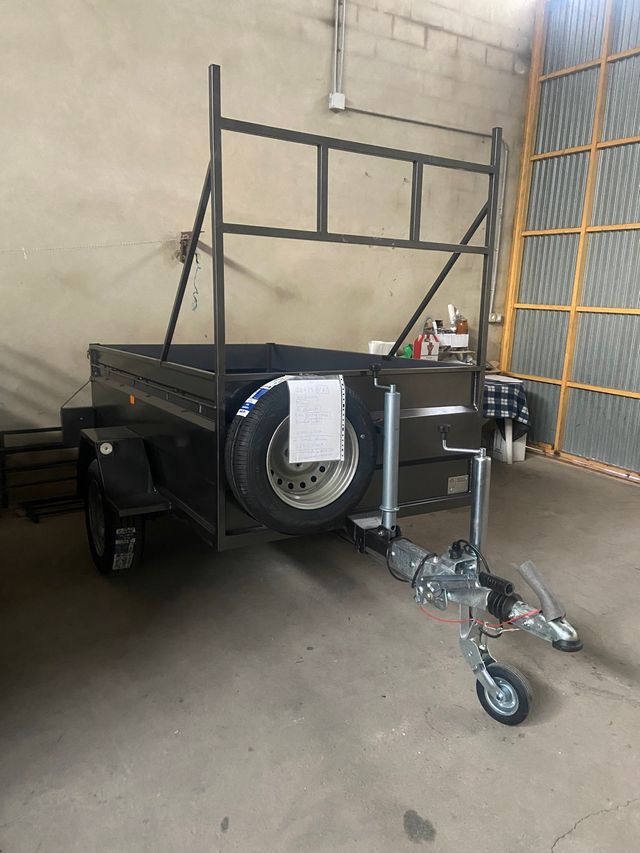 Remolque basculante por usillo y baranda