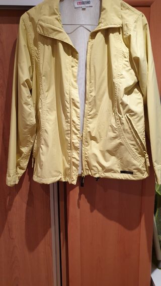 Cortavientos mujer amarillo