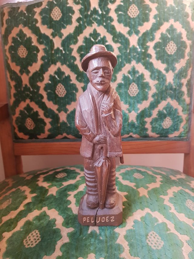 Figura de Peludez tallado en madera