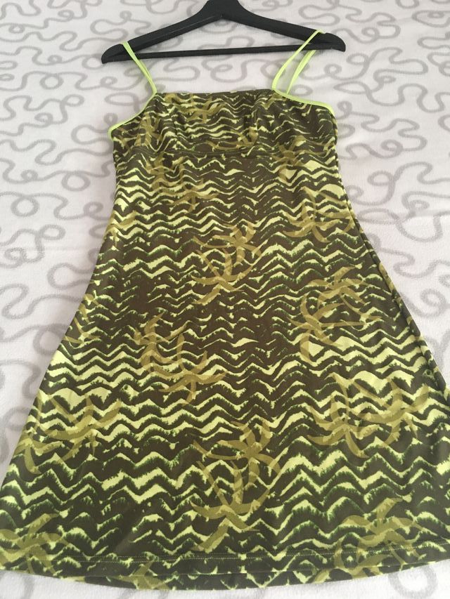Vestido de tirantes estilo hawaiano. Tejido elásti