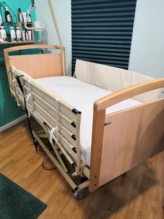Cama articulada con carro elevador y barandillas