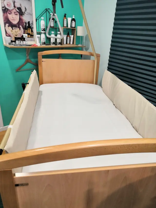 Cama articulada con carro elevador y barandillas