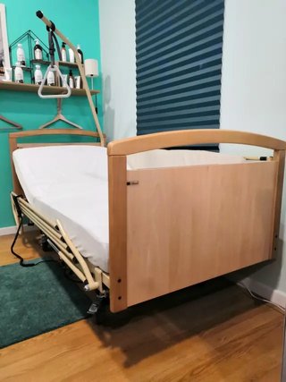Cama articulada con carro elevador y barandillas