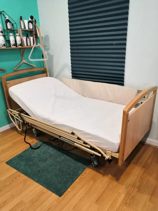 Cama articulada con carro elevador y barandillas